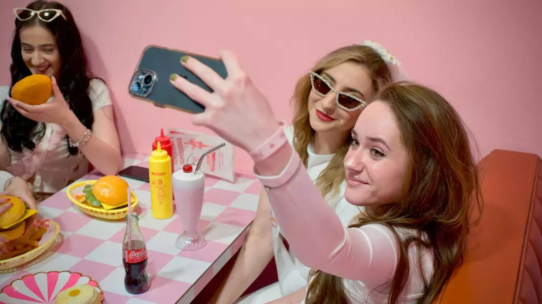 Selfies sind beliebt. - Bild: Lars Hering/ZDF/dpa