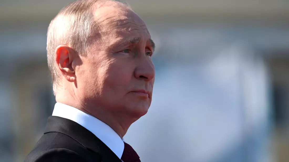 Kremlchef Putin informiert sich nach Angaben seines Sprechers täglich mehrere Stunden über den Kriegsverlauf. - Bild: Alexander Kazakov/Pool Sputnik Kremlin/AP/dpa