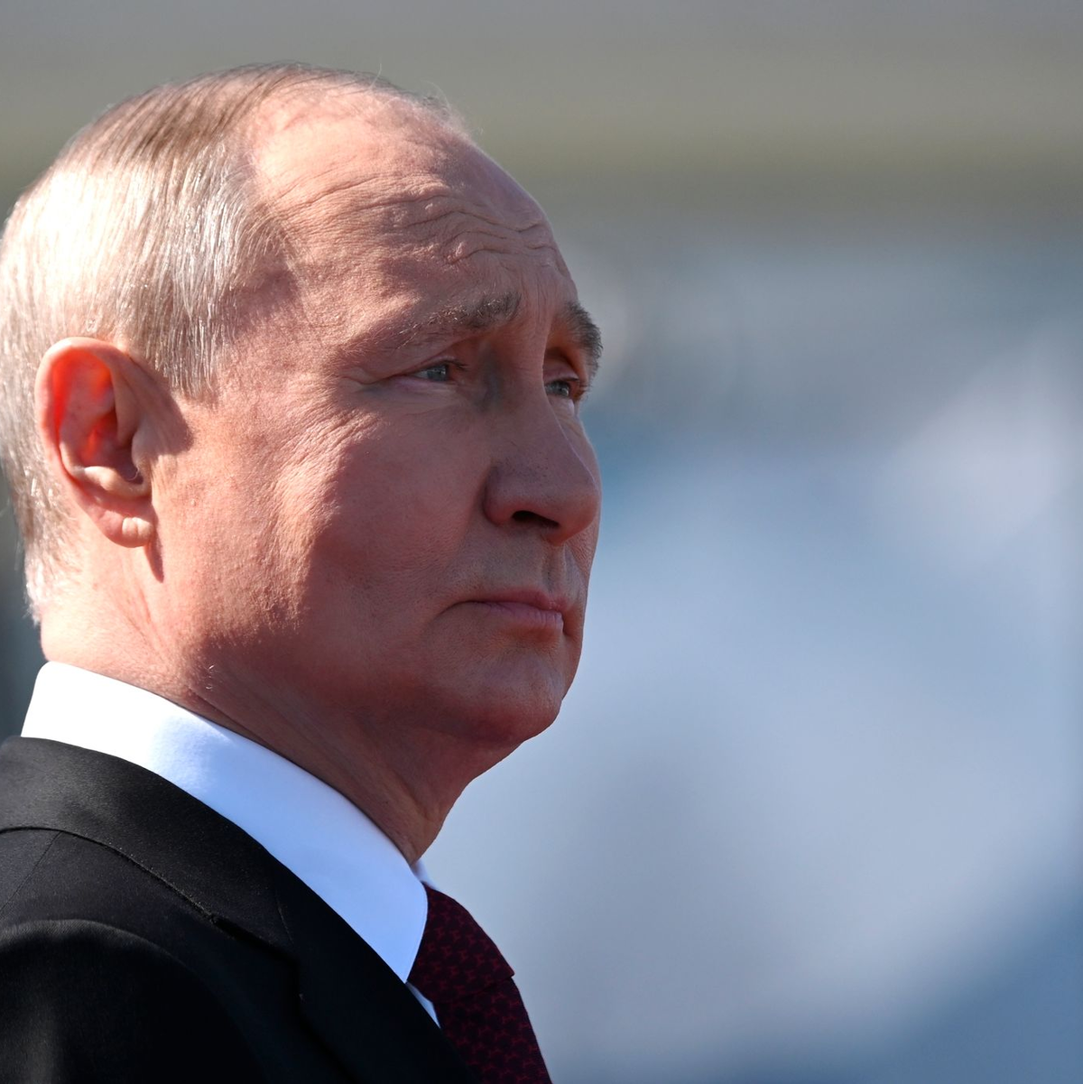 Kremlchef Putin informiert sich nach Angaben seines Sprechers täglich mehrere Stunden über den Kriegsverlauf. - Foto: Alexander Kazakov/Pool Sputnik Kremlin/AP/dpa