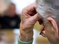 Schätzungsweise 1,8 Millionen Deutsche sind an Demenz erkrankt. Ein neuer Lancet-Report sieht großes Präventionspotenzial, würden bestimmte Risikofaktoren minimiert. (Symbolbild) - Foto: Patrick Pleul/dpa-Zentralbild/dpa