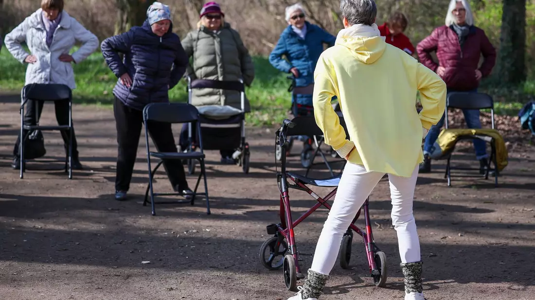 Zur Demenzprävention ist verschiedenen Studien zufolge nicht nur geistiges, sondern auch körperliches Training wichtig.(Symbobild) - Bild: Jan Woitas/dpa