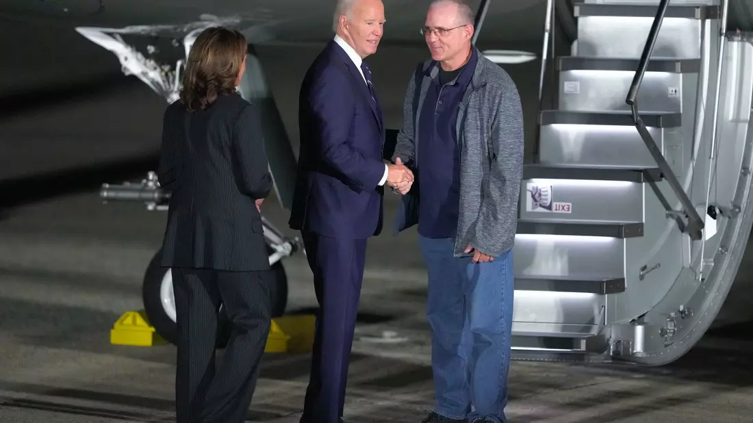 Auf dem Rollfeld nahmen US-Präsident Joe Biden und Vizepräsidentin Kamala Harris auch den ehemaligen Soldaten Paul Whelan in Empfang. - Bild: Manuel Balce Ceneta/AP/dpa