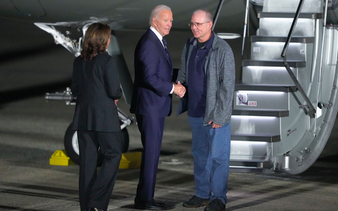 US-Präsident Joe Biden und Vizepräsidentin Kamala Harris begrüßen Paul Whelan. - Foto: Manuel Balce Ceneta/AP/dpa