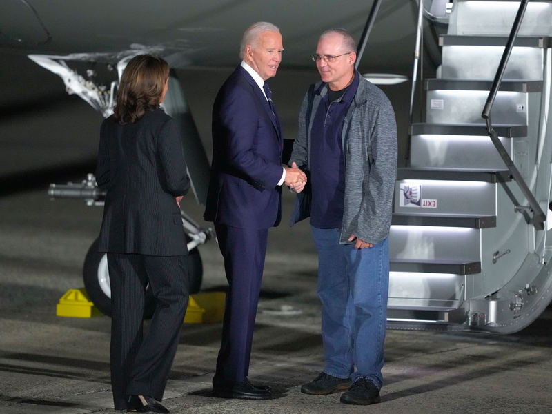 US-PrĂ€sident Joe Biden und VizeprĂ€sidentin Kamala Harris begrĂŒĂen Paul Whelan. - Foto: Manuel Balce Ceneta/AP/dpa