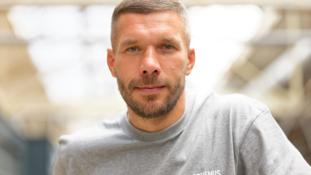 Podolski sagt, er sei «anders geschnitzt» als heutige Generationen. - Foto: Henning Kaiser/dpa