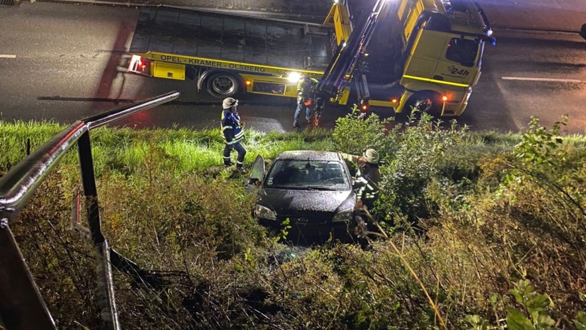FF Olsberg: Fahrzeug durchschlägt Geländer und rutscht Böschung hinunter - Foto: presseportal.de