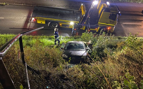 FF Olsberg: Fahrzeug durchschlägt Geländer und rutscht Böschung hinunter - Foto: presseportal.de