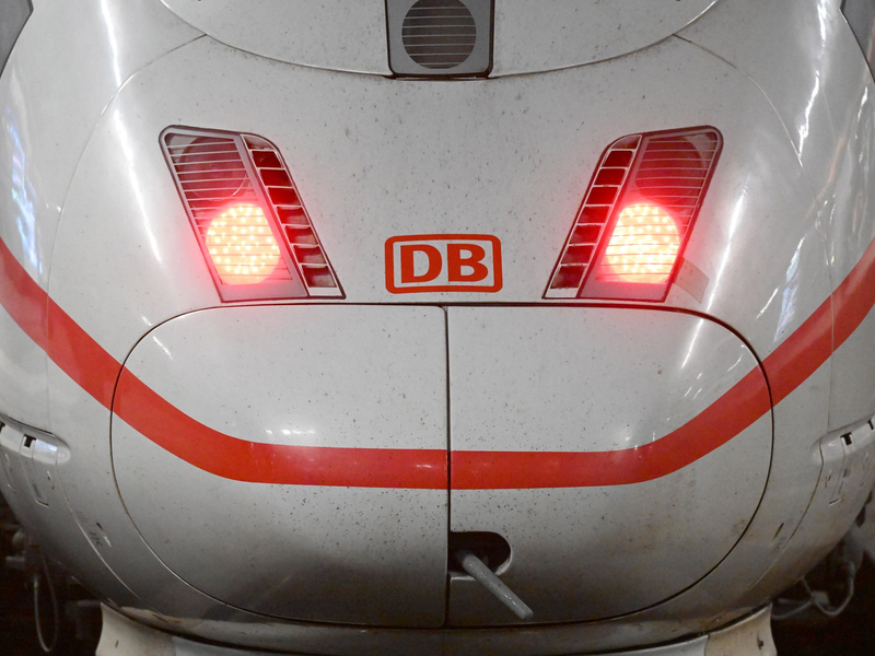 Der Halt Berlin-Spandau entfällt. (Archivbild) - Foto: Felix Hörhager/dpa