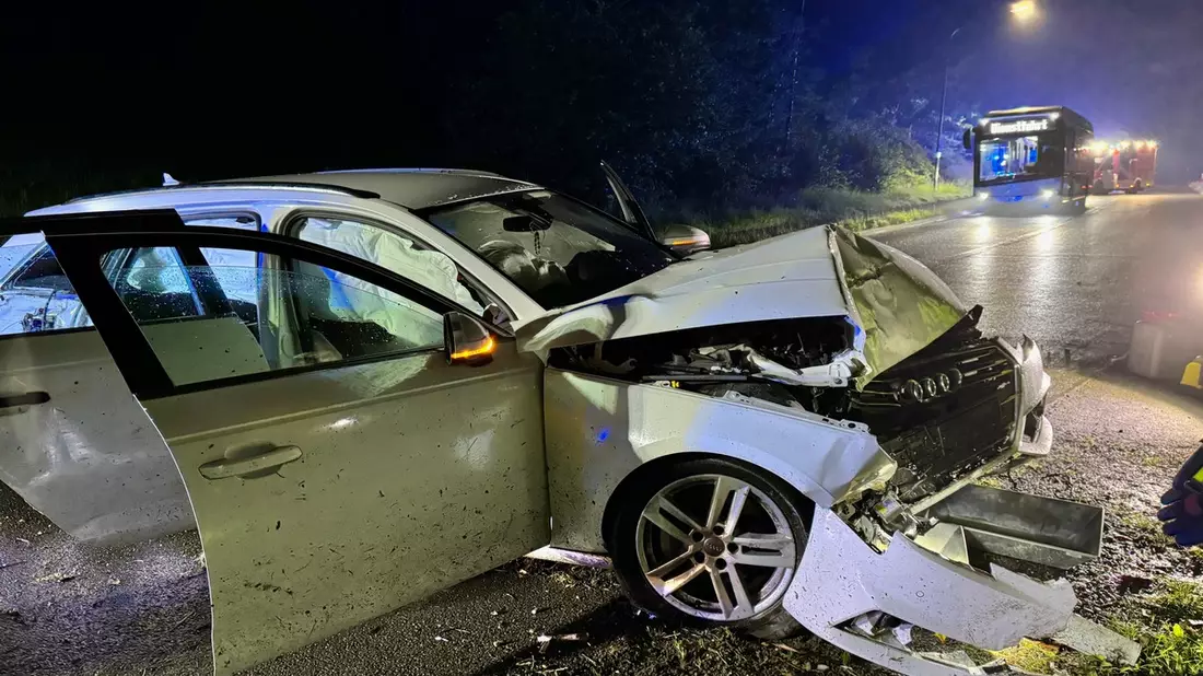 FW Marienheide: PKW prallt gegen Baum - Verkehrsunfall fordert drei Verletzte - Bild: presseportal.de