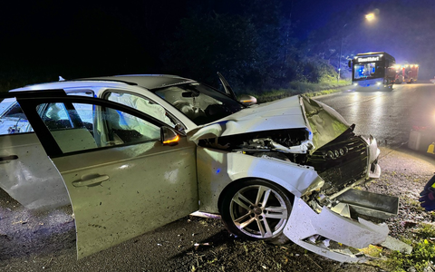 FW Marienheide: PKW prallt gegen Baum - Verkehrsunfall fordert drei Verletzte - Foto: presseportal.de
