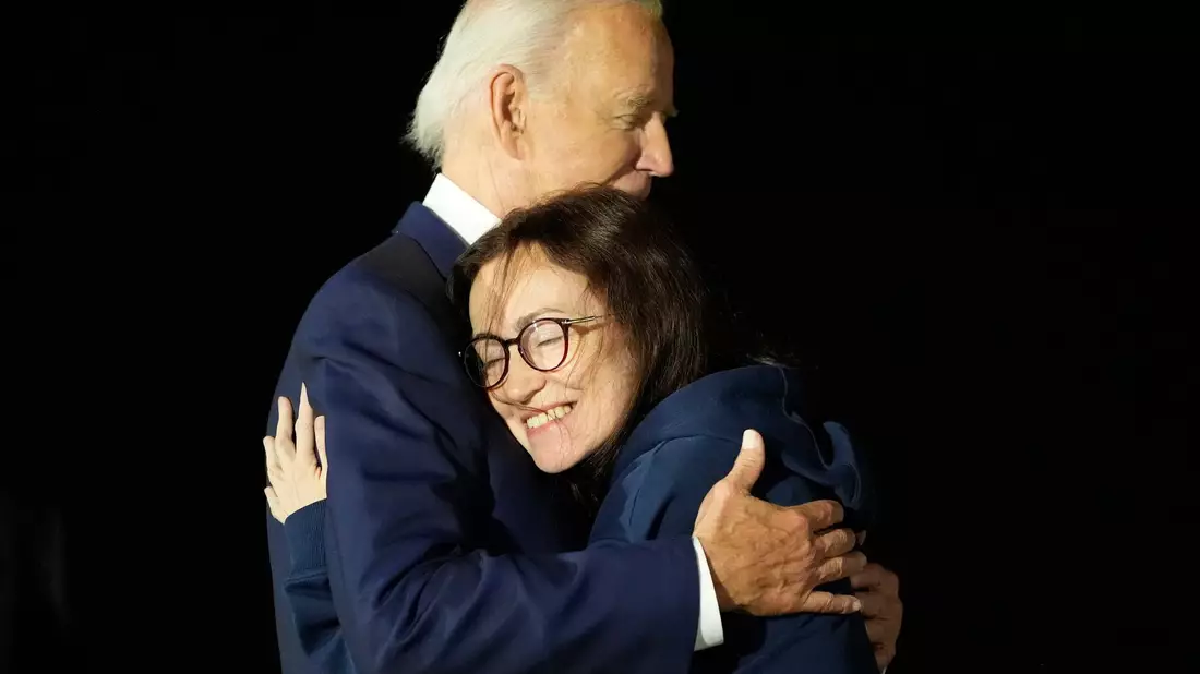Die Journalistin Alsu Kurmasheva fiel zunächst Biden, dann ihrer Familie in die Arme. - Bild: Alex Brandon/AP/dpa