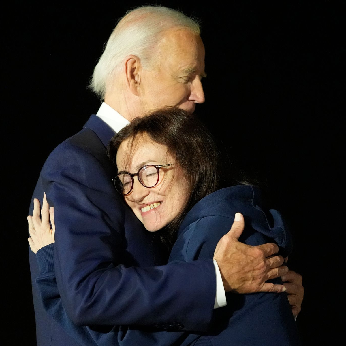 Die Journalistin Alsu Kurmasheva fiel zunächst Biden, dann ihrer Familie in die Arme. - Foto: Alex Brandon/AP/dpa