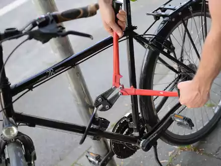 Die Wahrscheinlichkeit, ein gestohlenes Fahrrad wiederzubekommen, ist nicht hoch - ein 60-Jähriger in Köln wollte sich damit nicht abfinden. (Symbolbild) - Foto: Andreas Gebert/dpa