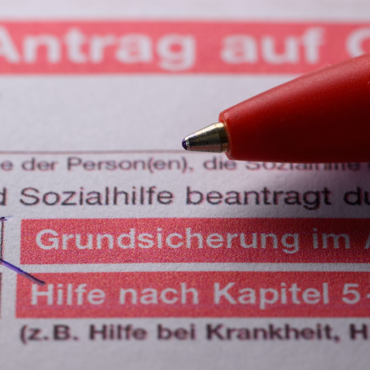 Die Ausgaben für Sozialhilfe sind im vergangenen Jahr um 18 Prozent gestiegen. (Symbolbild) - Foto: Robert Michael/dpa