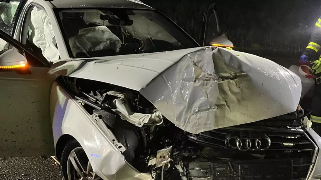 POL-GM: Auto kollidiert mit Baum - Drei Leichtverletzte - Bild: presseportal.de