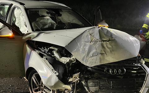 POL-GM: Auto kollidiert mit Baum - Drei Leichtverletzte - Foto: presseportal.de
