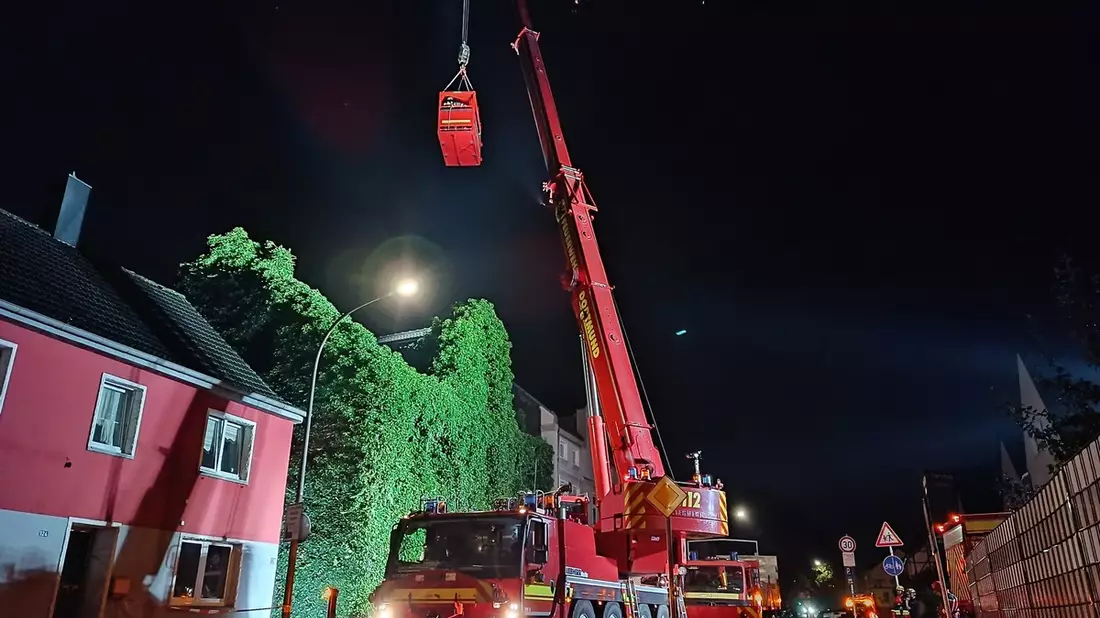 FW-DO: Nicht alltäglicher Einsatz für die Feuerwehr - Hauswand musste noch in der Nacht von Efeu befreien - Bild: presseportal.de