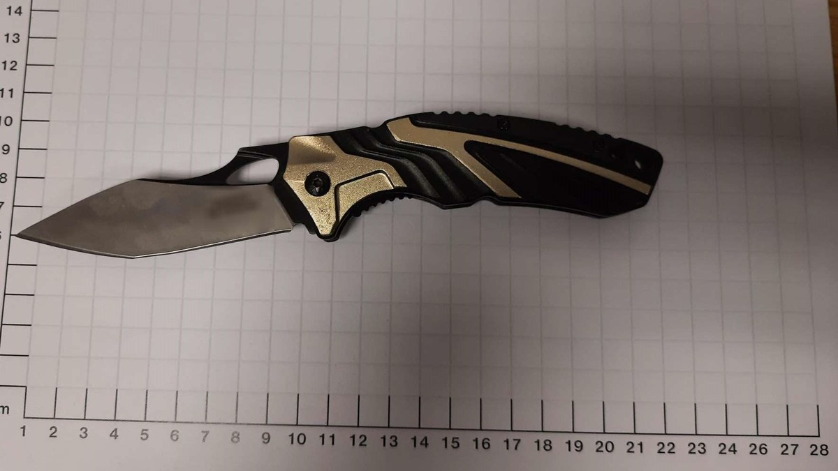 BPOL NRW: Treppe hinunter getreten - Bundespolizei stellt Tatverdächtigen und sichert Einhandmesser - Foto: presseportal.de