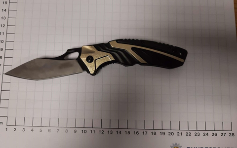 BPOL NRW: Treppe hinunter getreten - Bundespolizei stellt TatverdÀchtigen und sichert Einhandmesser - Foto: presseportal.de BPOL NRW: Treppe hinunter getreten - Bundespolizei stellt TatverdÀchtigen und sichert Einhandmesser - Foto: presseportal.de