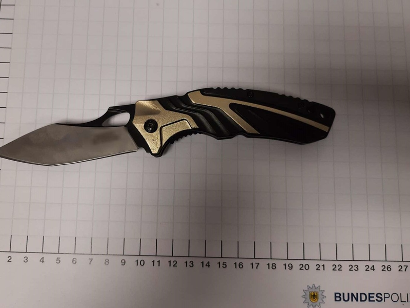 BPOL NRW: Treppe hinunter getreten - Bundespolizei stellt Tatverdächtigen und sichert Einhandmesser - Foto: presseportal.de