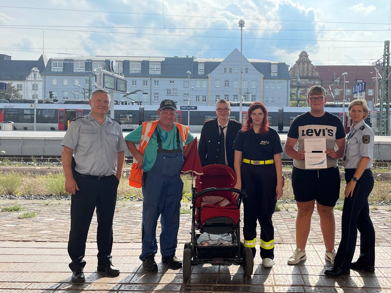 BPOLI MD: Vier auf einem Streich: Bundespolizei ehrt vier engagierte Personen für ihre gezeigte Zivilcourage - Foto: presseportal.de