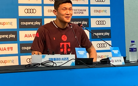 Trainer Vincent Kompany (r) und Minjae Kim vor dem Testspiel gegen Tottenham Hotspur im World Cup Stadium. - Foto: Klaus Bergmann/dpa