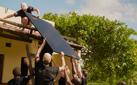 Solar-Partner unterstützen Neugeborene und Mütter in Afrika mit solarbetriebener Frischwasserinstallation - Foto: presseportal.de