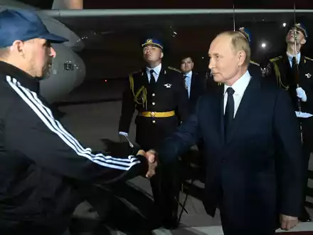 Der verurteilte Mörder Wadim Krassikow (l) wurde am Flughafen von dem russischen Präsidenten Wladimir Putin (r) empfangen. - Foto: Mikhail Voskresensky/Sputnik Kremlin Pool via AP/dpa