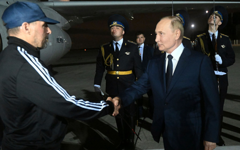 Nach der Rückkehr von im Westen verurteilten Straftätern will Russland weitere Gefangene etwa aus den USA freibekommen. - Foto: Mikhail Voskresensky/Sputnik Kremlin Pool via AP/dpa