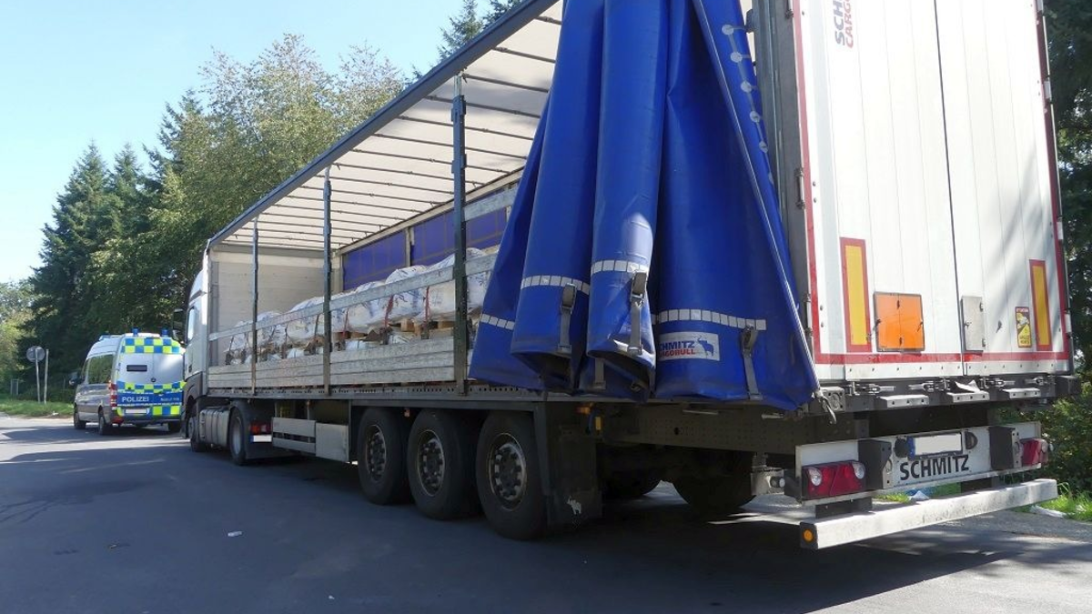 POL-OH: Feststellung zweier Gefahrgut-Sattelzüge mit erheblichen Ladungssicherungsmängeln auf der A7 - Foto: presseportal.de