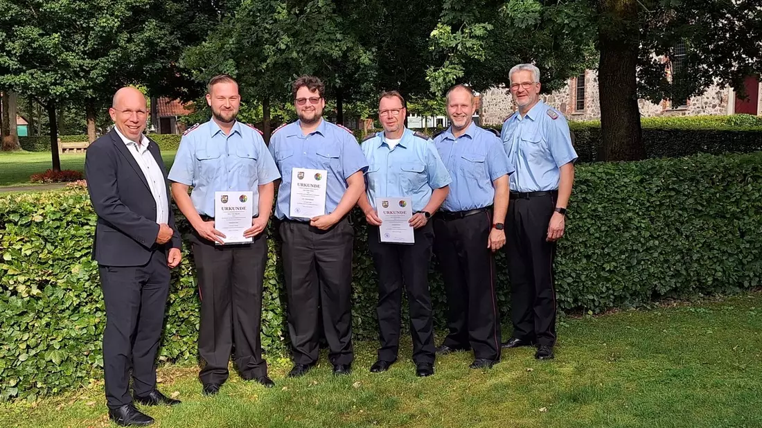 FW-ROW: Samtgemeinde Sottrum ernennt Ehrenbeamte der Feuerwehr - Bild: presseportal.de