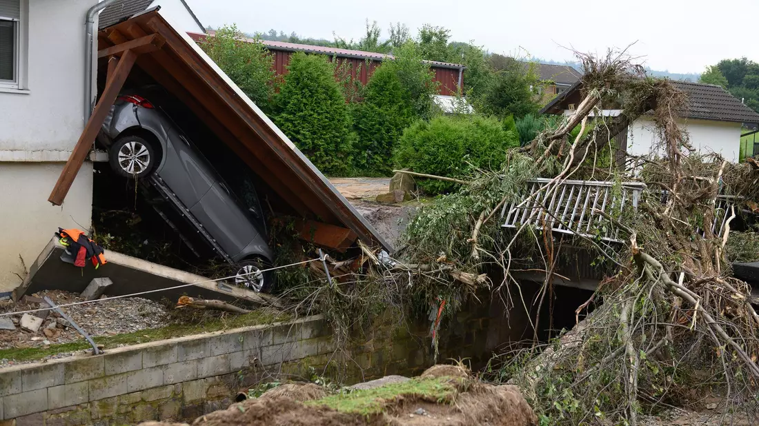 Autos nach dem Unwetter in dem Trendelburger Stadtteil Gottsbüren. - Bild: Swen Pförtner/dpa