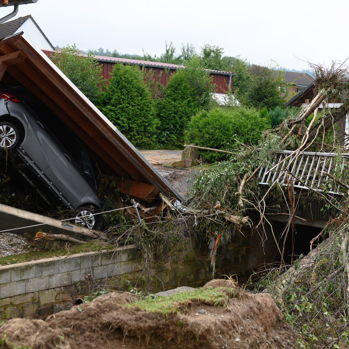 Autos nach dem Unwetter in dem Trendelburger Stadtteil Gottsbüren. - Foto: Swen Pförtner/dpa