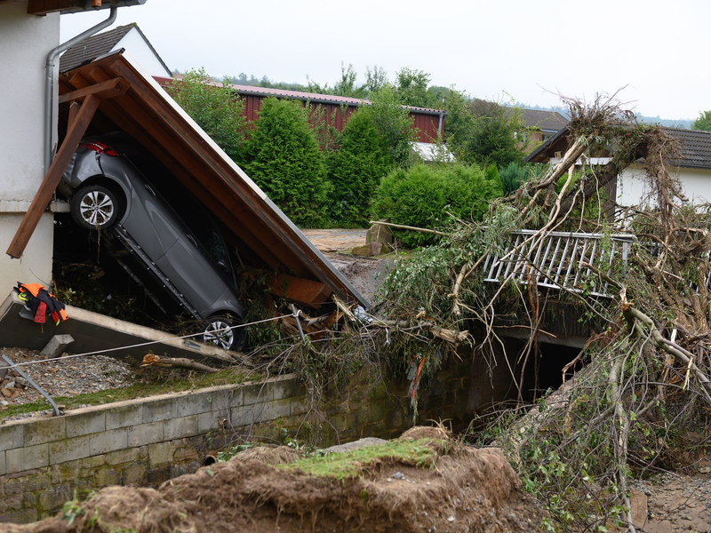 Autos nach dem Unwetter in dem Trendelburger Stadtteil Gottsbüren. - Foto: Swen Pförtner/dpa