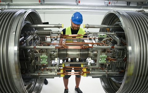 Techniker aus dem In- und Ausland montieren riesige Magnete. - Foto: Arne Dedert/dpa