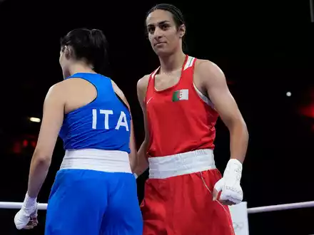 Boxerin Imane Khelif (r) wird im Internet angefeindet. - Foto: John Locher/AP