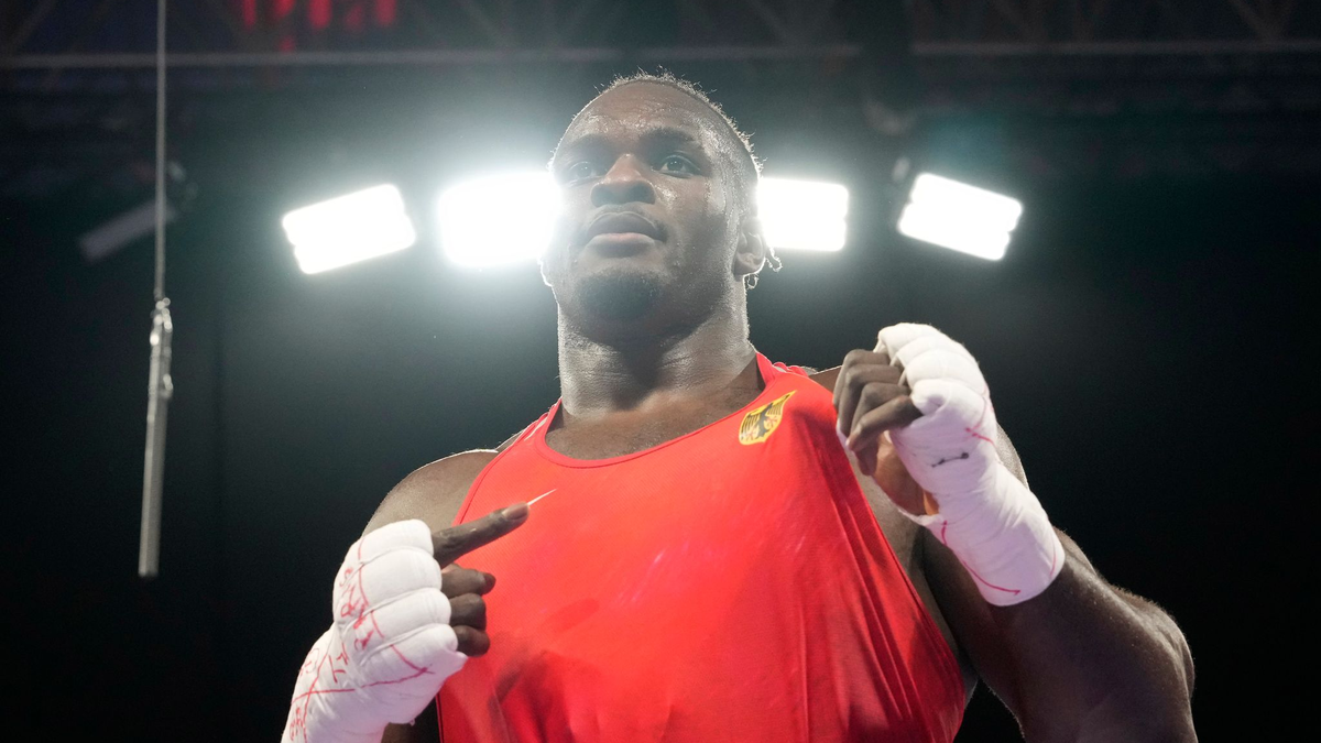 Olympia-Boxer Nelvie Tiafack hat Grund zur Freude: Er hat eine Medaille sicher. - Foto: Ariana Cubillos/AP/dpa
