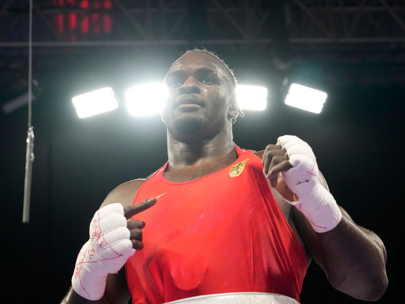 Olympia-Boxer Nelvie Tiafack hat Grund zur Freude: Er hat eine Medaille sicher. - Foto: Ariana Cubillos/AP/dpa