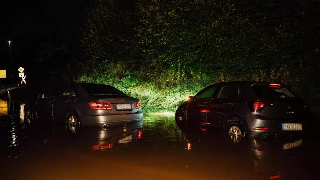 FW Horn-Bad Meinberg: Unwetter betrifft besonders Ortsteil - Feuerwehr bis in die Nacht beschäftigt - zahlreiche Einsatzstellen - Bild: presseportal.de