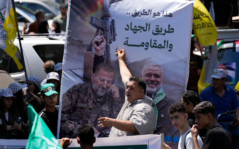 Israelische Medien berichteten, die Polizei ermittle, ob Sabri im Freitagsgebet zu Gewalt aufgehetzt habe. - Foto: Hussein Malla/AP/dpa Israelische Medien berichteten, die Polizei ermittle, ob Sabri im Freitagsgebet zu Gewalt aufgehetzt habe. - Foto: Hussein Malla/AP/dpa