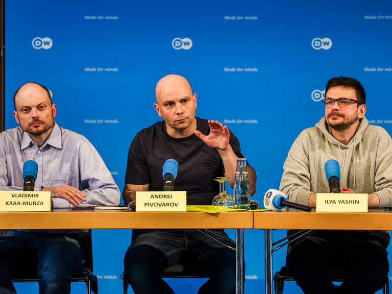 Die bei dem Gefangenenaustausch freigelassenen Russen betonten, kein Gnadengesuch an Kremlchef Wladimir Putin unterschrieben zu haben. - Foto: Christoph Reichwein/dpa