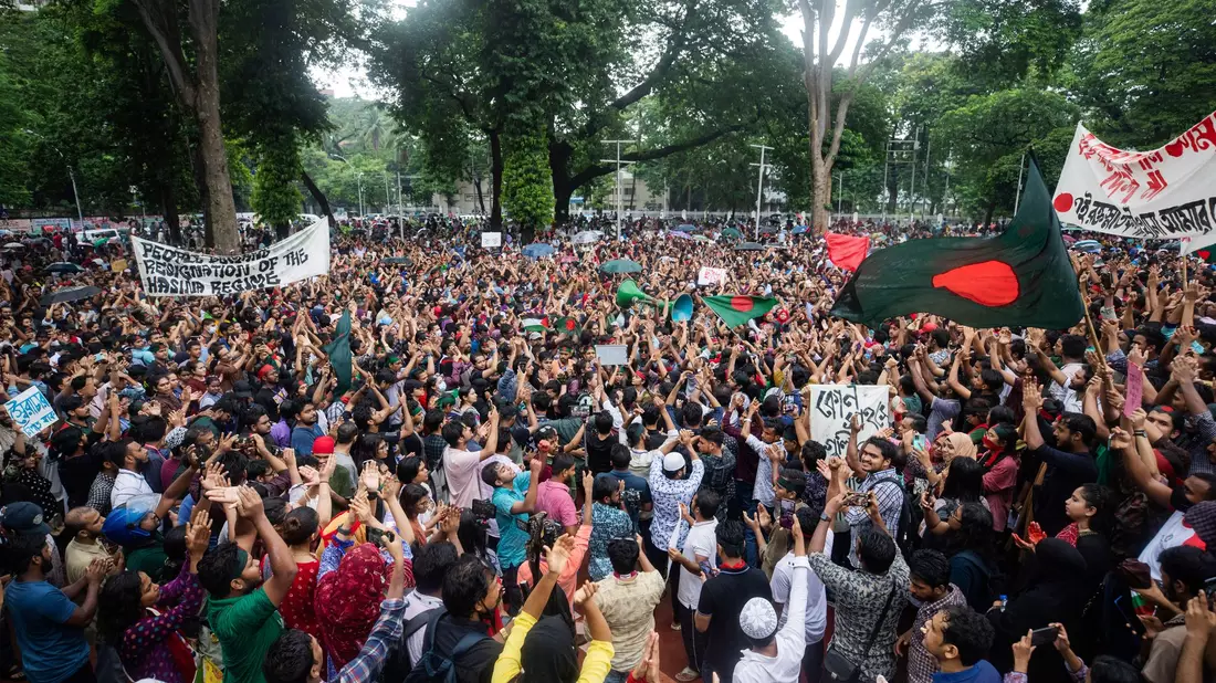 Militärangehörige stehen vor einem großen Porträt von Premierministerin Sheikh Hasina. Sie gilt als autokratisch regierende Premierministerin. - Bild: Rajib Dhar/AP/dpa