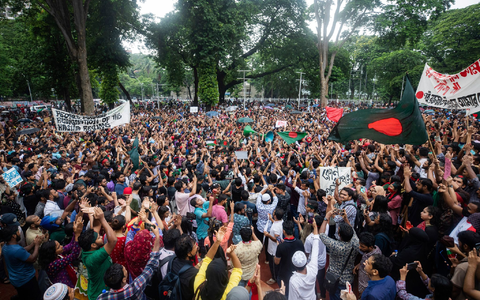 Menschen, die bei den Demonstrationen im Juli verletzt wurden, erholen sich in einem Krankenhaus. - Foto: Rajib Dhar/AP/dpa