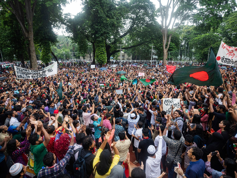 Menschen, die bei den Demonstrationen im Juli verletzt wurden, erholen sich in einem Krankenhaus. - Foto: Rajib Dhar/AP/dpa