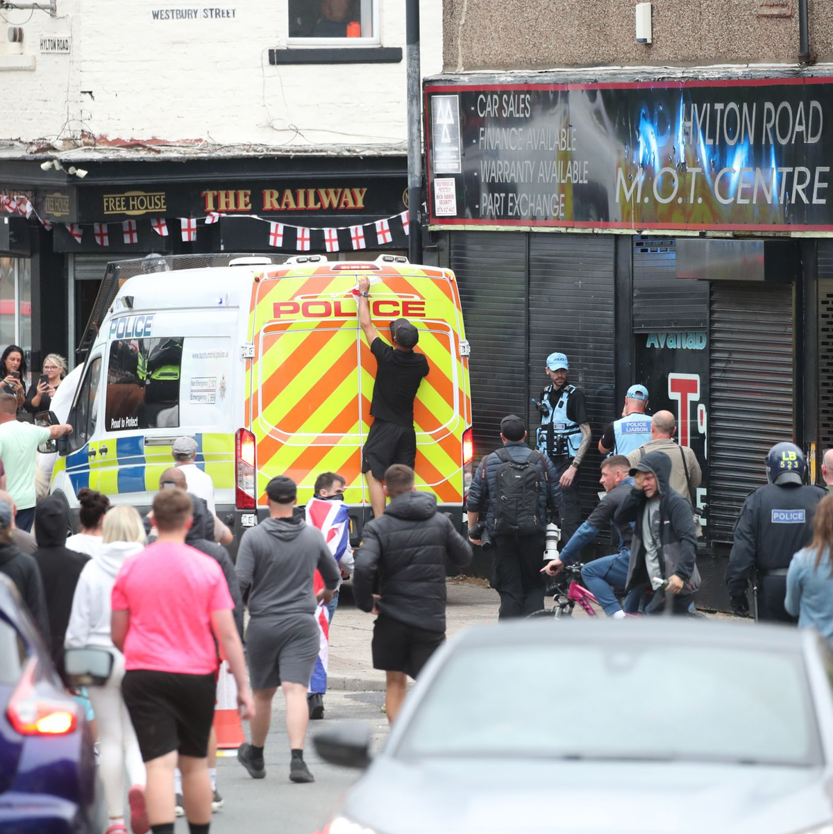 Zu den Protesten aufgerufen hat auch ein bekannter Rechtsradikaler. - Foto: Scott Heppell/PA Wire/dpa