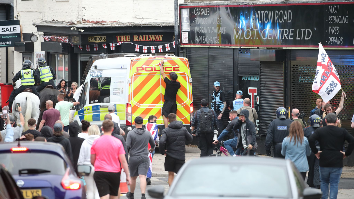 In Sunderland eskalierte eine Protestkundgebung. - Foto: Scott Heppell/PA Wire/dpa