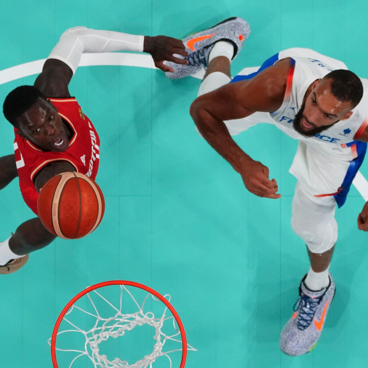 Dennis Schröder (l.) und die deutschen Basketballer spielten sich in einen Rausch. - Foto: Brian Snyder/Pool Reuters/AP