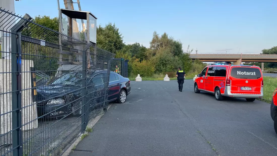 FW Lehrte: Unfall auf der A2 PKW steckt im Zaun - Bild: presseportal.de