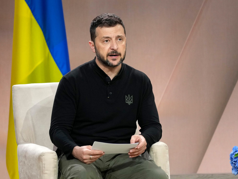 Der ukrainische Präsident Wolodymyr Selenkyj will ein schlagkräftiges Militär gegen den russischen Angriffskrieg und kündigt nun Bürokratieabbau an. (Archivbild) - Foto: Susan Walsh/AP/dpa