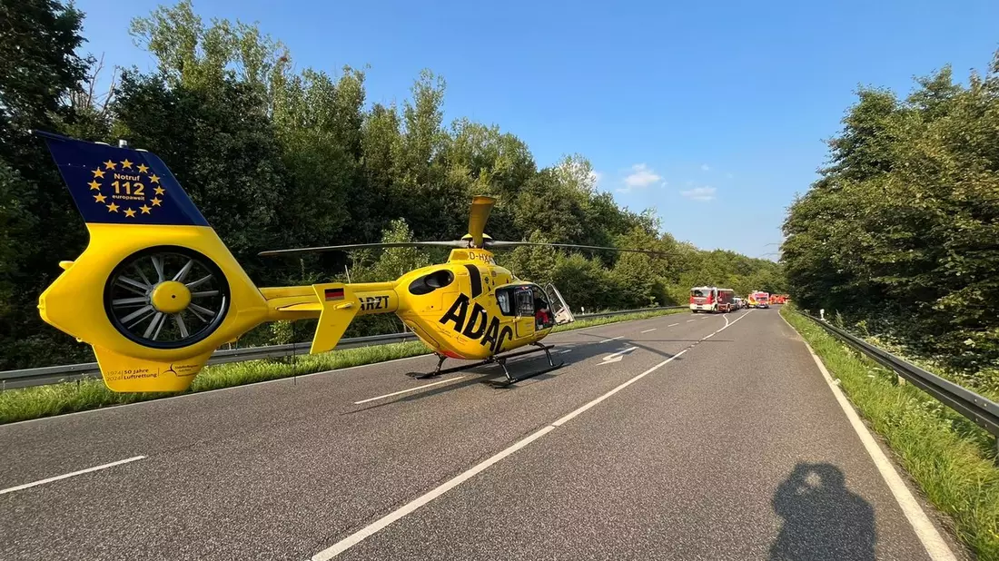 FW Bergheim: Schwerverletzter Motorradfahrer nach Unfall in Bergheim Rettungshubschrauber im Einsatz - Landstraße voll gesperrt - Bild: presseportal.de